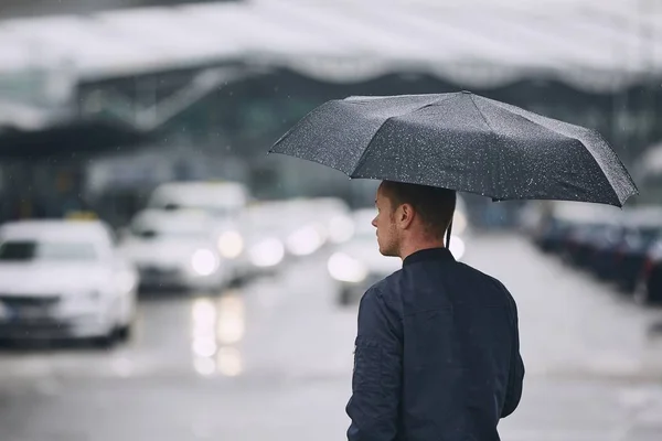 Дожди Городе Молодой Человек Зонтиком Идет Улице — стоковое фото