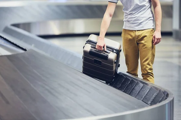 Uomo Viaggiatore Che Prende Valigia Dal Ritiro Bagagli Nel Terminal — Foto Stock