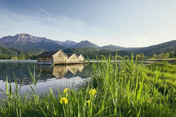 风景春天风景与 Boathouses Kochelsee 巴伐利亚 — 图库照片