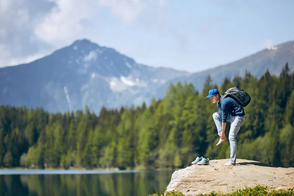 Young Man Tourist Resting Rock Lake Mountain Range Alps Pure — Stock Photo, Image