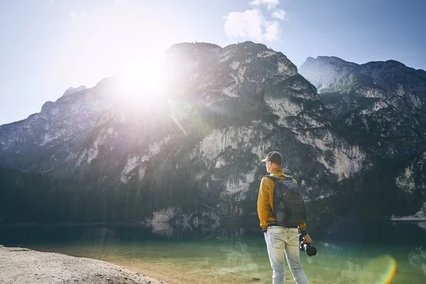 Ung Fotograf Håller Kameran Mot Sjön Braies Och Bergen Sunrise — Stockfoto