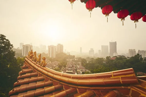 Roof Thean Hou Temple Contra Horizonte Urbano Con Rascacielos Atardecer —  Fotos de Stock