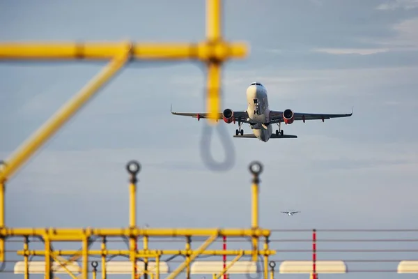 Trafic Aéroport Vue Faible Angle Avion Pendant Décollage Dessus Des — Photo