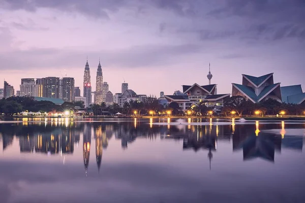 Moody Amanecer Kuala Lumpur Malasia Reflejo Del Horizonte Urbano Lago — Foto de Stock