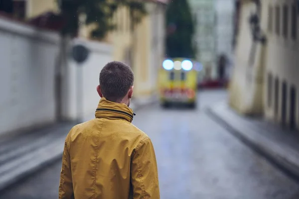 Joven Mirando Salir Del Coche Ambulancia Del Servicio Médico Emergencia —  Fotos de Stock