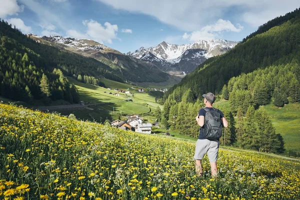 年轻人 与背包在自然 村庄在山谷在阿尔卑斯 意大利 — 图库照片