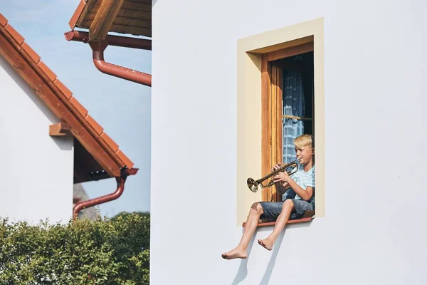 Menino Tocando Trompete Janela Aberta Casa — Fotografia de Stock