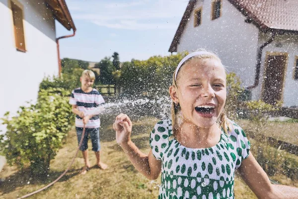 Дети Веселятся Брызгами Воды Братья Сестры Заднем Дворе Дома Летний — стоковое фото