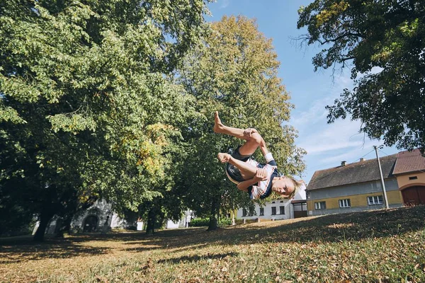 Boy Skákání Vzhůru Nohama Procvičování Zdarma Runnuing Veřejném Parku — Stock fotografie