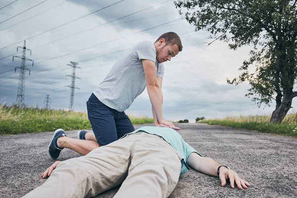 Rianimazione Sulla Strada Rurale Contro Cielo Drammatico Temi Salvataggio Aiuto — Foto Stock