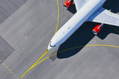 Havaalanının hava manzarası. Uçak kalkmadan önce piste iniyor..