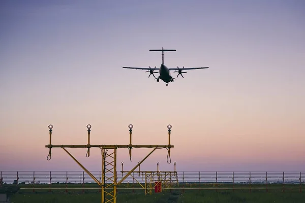Atterraggio Aereo Tramonto Aeromobili Turboelica Avvicinamento All Aeroporto — Foto Stock
