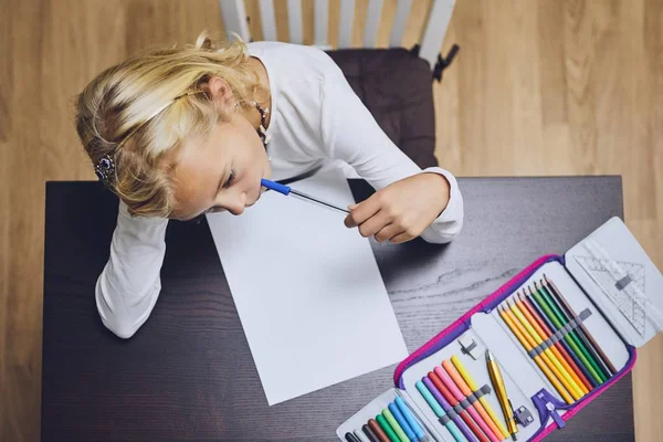 Söt Flicka Comtemplation Hennes Läxor För Folkskolan Hemma — Stockfoto