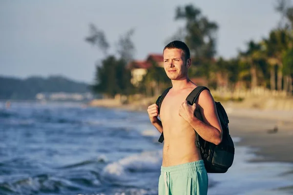 Молодий Чоловік Турист Рюкзаком Стоїть Піщаному Пляжі — стокове фото