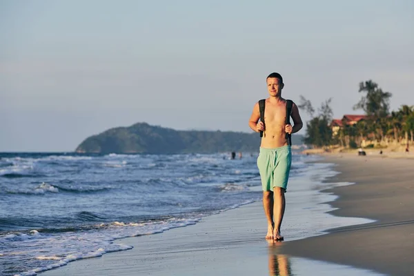 Jovem Turista Com Mochila Andando Praia Areia — Fotografia de Stock