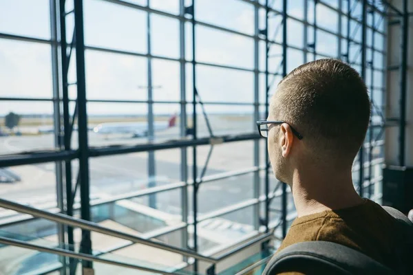 若い乗客空港で待っていると 飛行機の窓から見て — ストック写真