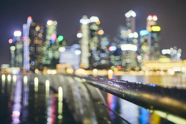 Regn Staden Regndroppar Räcket Mot Urban Skyline Singapore — Stockfoto