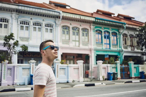 Touriste Avec Des Lunettes Soleil Marchant Dans Vieille Rue Singapour — Photo