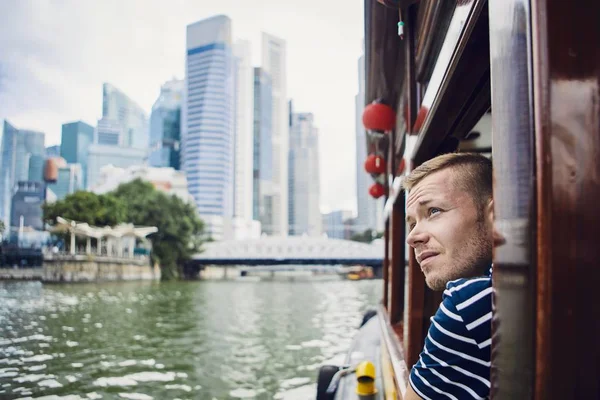Young Man Exploring City Looking Out River Boat Singapore — Stock Photo, Image