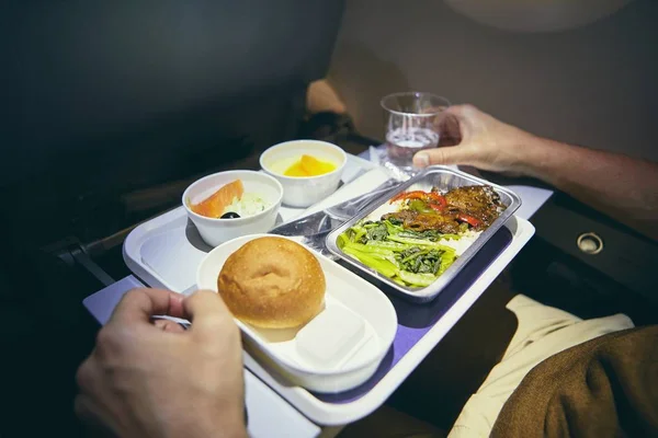 Reisen Mit Dem Flugzeug Passagier Genießt Abendessen Der Economy Class — Stockfoto