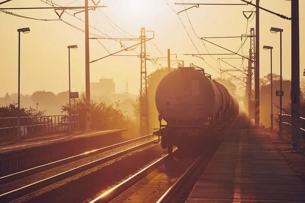 Godståg Som Avgår Från Järnvägsstationen Vid Soluppgången — Stockfoto