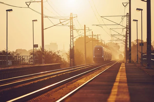 Tren Istasyonuna Altın Güneş Doğarken Commuting Yolcu Treni — Stok fotoğraf