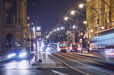 Trafik, tramvay ve şehir geceleri sokak arabalar. Prague, Çek Cumhuriyeti.