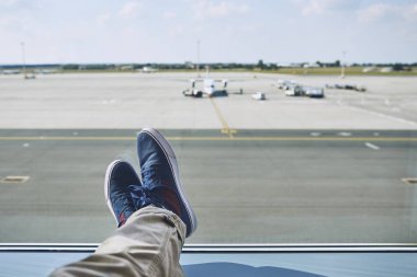 Havaalanında bekleyen adam. Gezgin penceresinden taxiways ve pist için kişisel bakış açısı.