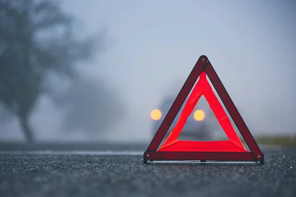 Problema Tráfico Niebla Espesa Coche Carretera Detrás Del Triángulo Advertencia — Foto de Stock