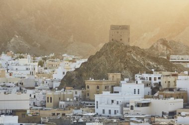 Cityscape kenti Muscat gün batımında. Umman'ın başkenti.