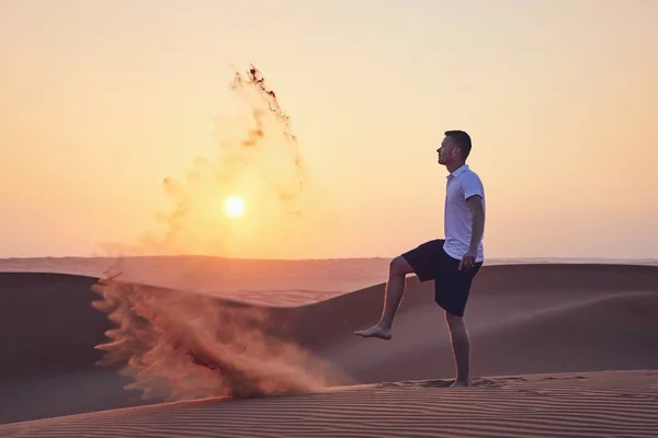 Glücklicher Mann Der Sand Tritt Und Sich Bei Sonnenaufgang Der — Stockfoto