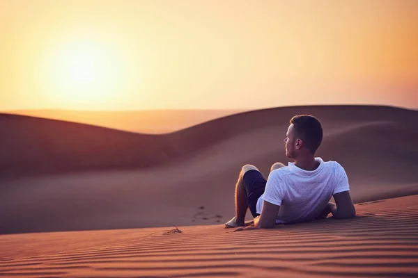 Nascer Sol Idílico Deserto Jovem Contemplação Duna Areia Areias Wahiba — Fotografia de Stock