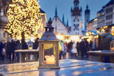 Şehirde geleneksel Noel Pazar. Fener mum yanan ile seçici odak. Marienplatz Münih, Almanya.