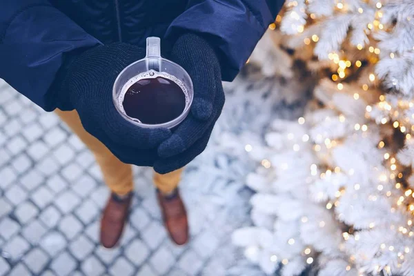 Uomo Che Tiene Una Tazza Vin Brulé Contro Albero Natale — Foto Stock