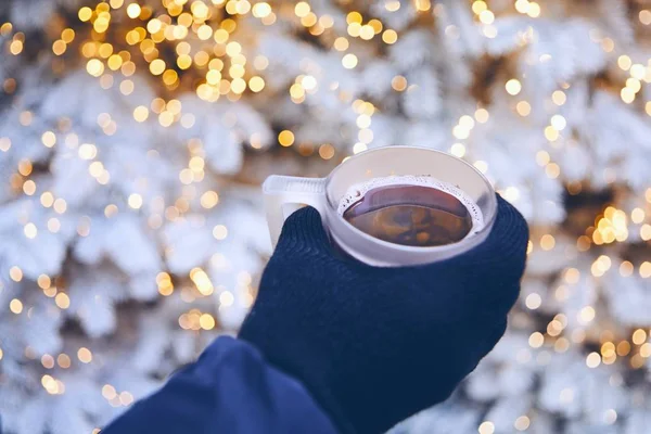 Uomo Che Tiene Una Tazza Vin Brulé Contro Albero Natale — Foto Stock