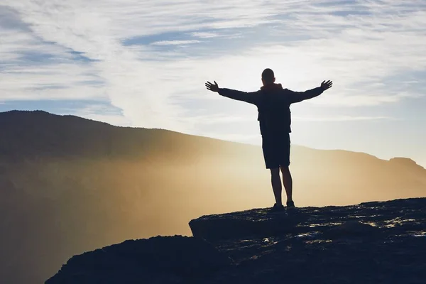 Silhouette Eines Glücklichen Touristen Rande Der Klippe Bei Sonnenaufgang Jebel — Stockfoto