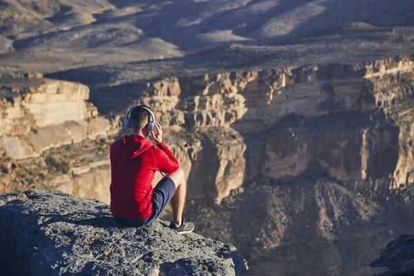 Relaxation Mountains Young Man Headphones Sitting Edge Cliff Listening Music — Stock Photo, Image