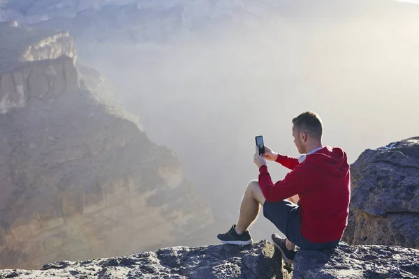 在山里放松 年轻人用手机拍照 Jebel Akhdar 阿曼大峡谷 — 图库照片