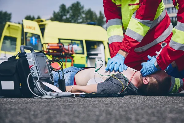Rianimazione Cardiopolmonare Squadra Soccorso Medico Paramedico Che Resuscita Uomo Sulla — Foto Stock