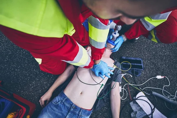 Reanimación Cardiopulmonar Equipo Rescate Médico Paramédico Resucitando Hombre Carretera — Foto de Stock