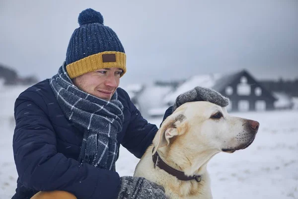 Amitié Entre Propriétaire Animal Son Chien Jeune Homme Caressant Labrador — Photo