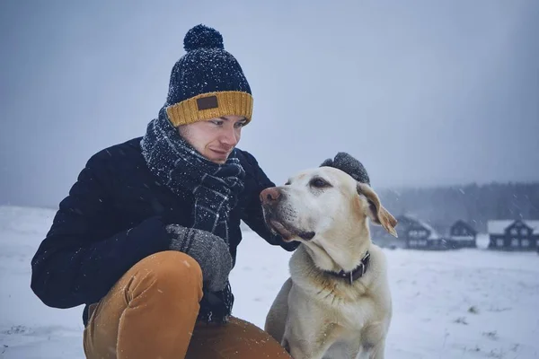 Freundschaft Zwischen Dem Tierhalter Und Seinem Hund Junger Mann Streichelt — Stockfoto