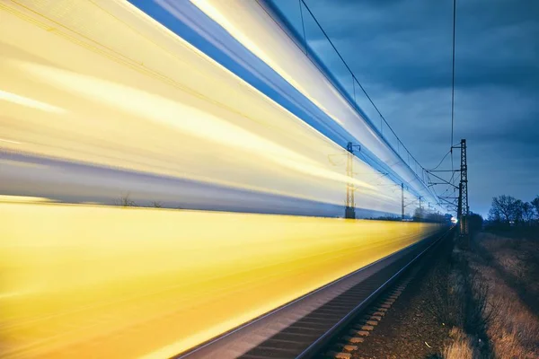 Sentieri luminosi del treno passeggeri — Foto Stock