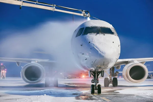 Havaalanı Nda Kış Sabahı Uçağın Uçuş Öncesi Tuzlama — Stok fotoğraf