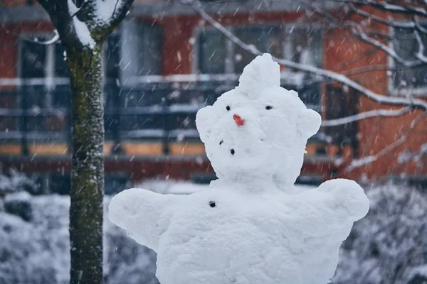 Inverno Città Testa Grande Pupazzo Neve Durante Nevicata — Foto Stock