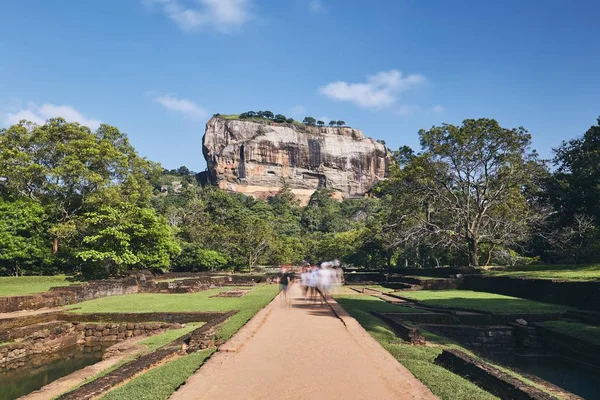 Grupy Turystów Chodzenie Chodnik Prowadzący Skały Sigirija Sri Lanka — Zdjęcie stockowe