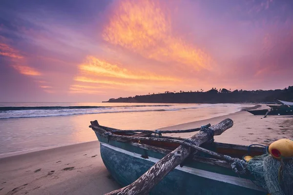 Fiskebåt Sandstranden Mot Färgglada Sunrise Nära Tangalle Sri Lanka — Stockfoto