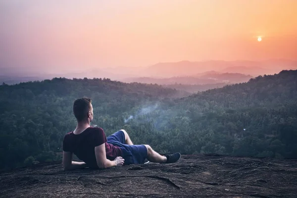 Joven Contemplación Cima Roca Paisaje Atardecer Sri Lanka — Foto de Stock