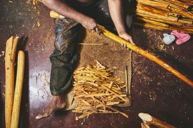Tarçın hazırlanıyor adamın ellerini. Sri Lanka işçi.