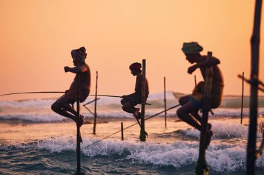 Siluetleri geleneksel balıkçı. Galle, Sri Lanka yakınındaki geleneksel Uzunbacak balıkçılık.